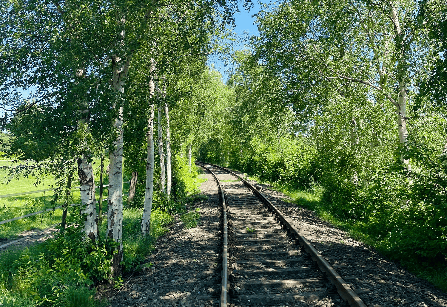 Nostalgische Ansicht einer alten Eisenbahnlinie, die zu einem beliebten Ausflugsziel für Eisenbahnfreunde geworden ist. Nostalgische Ansicht einer alten Eisenbahnlinie, die zu einem beliebten Ausflugsziel für Eisenbahnfreunde geworden ist.